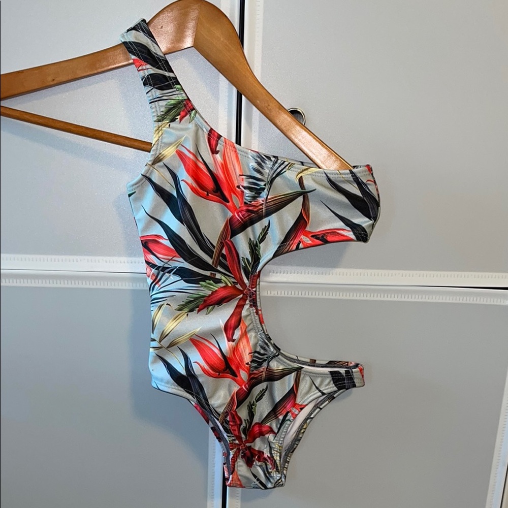 One-shoulder cutout one piece swimsuit